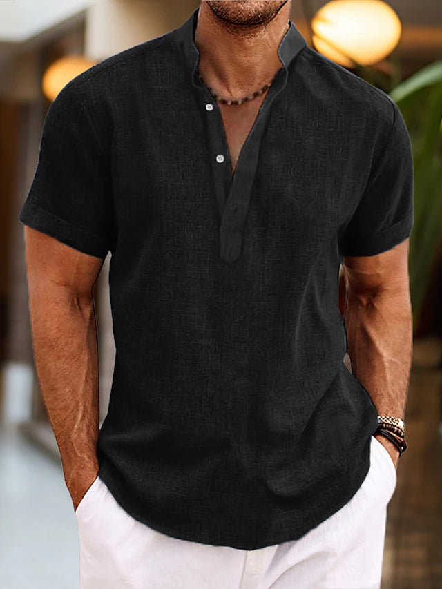 Chemise Henley noir pour homme avec col ouvert, manches courtes et style minimaliste intemporel