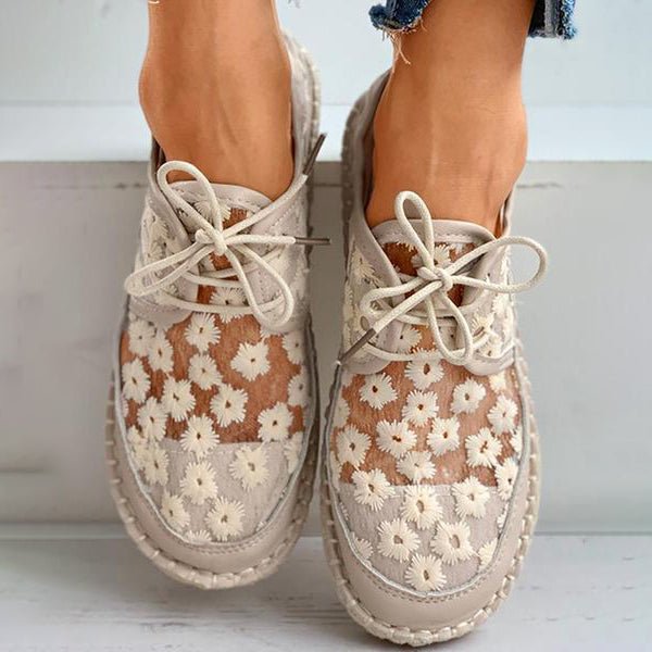 Vue de face des chaussures orthopédiques beiges avec motif floral ajouré et semelle épaisse confortable.