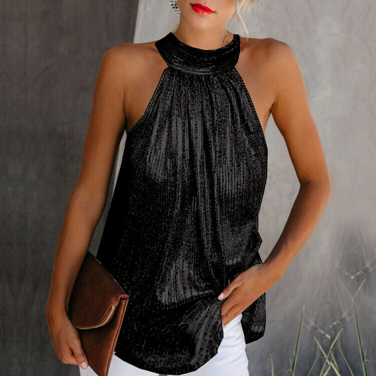 Haut noir à manches courtes en dentelle avec col montant plissé et coupe élégante pour femme.
