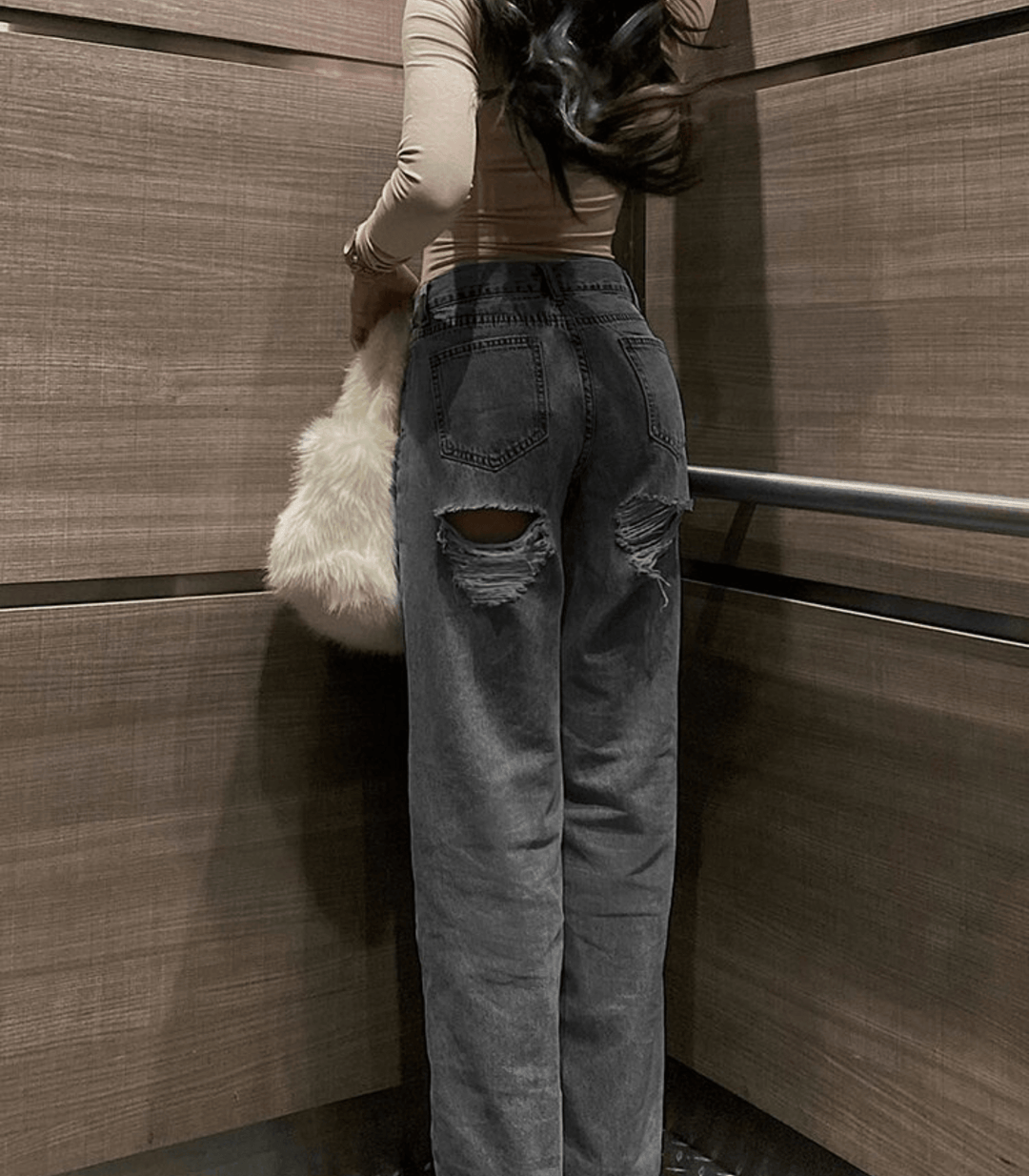 Jean denim baggy gris porté avec top court, coupe ample et style streetwear moderne