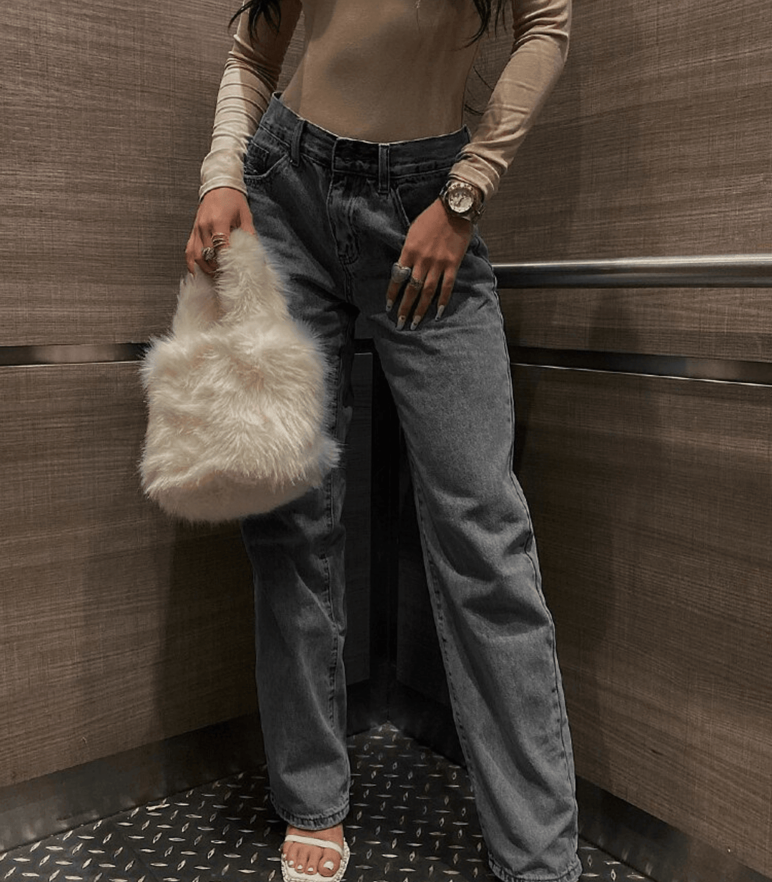 Jean baggy gris porté avec sac à main, style tendance et silhouette ample