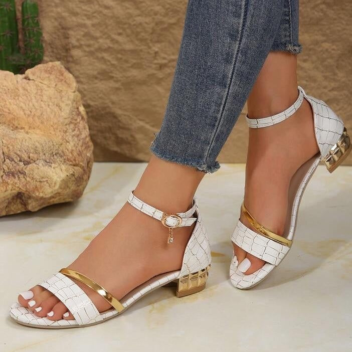 Sandales blanc pour femme avec brides fines et détails métallisés, portées avec un jean ajusté