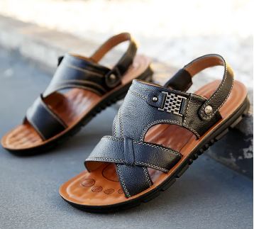 Sandales orthopédiques en cuir noir pour homme avec larges brides croisées, boucle réglable et semelle confortable