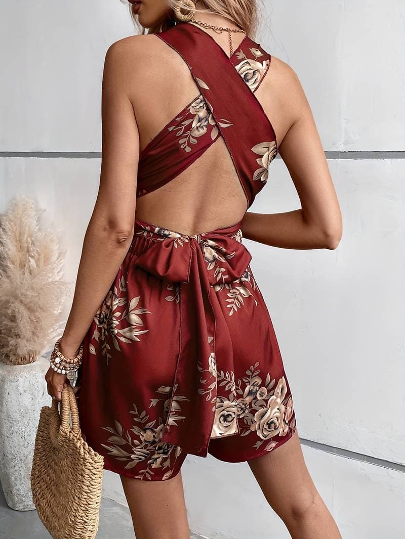 Vue arrière d’une combinaison fleurie rouge pour femme avec dos ouvert, imprimé floral élégant et coupe légère