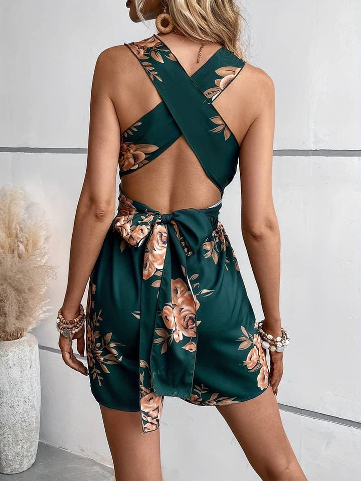 Vue arrière d’une combinaison imprimée vert pour femme avec dos croisé ouvert et motif floral élégant