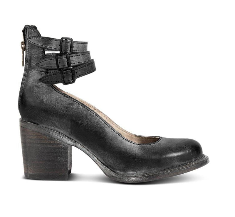 Bottines noires à talon fin portées avec pantalon ajusté, style minimaliste