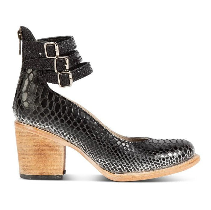 Bottines noires avec texture effet serpent et talon en bois, photographiées sur fond clair