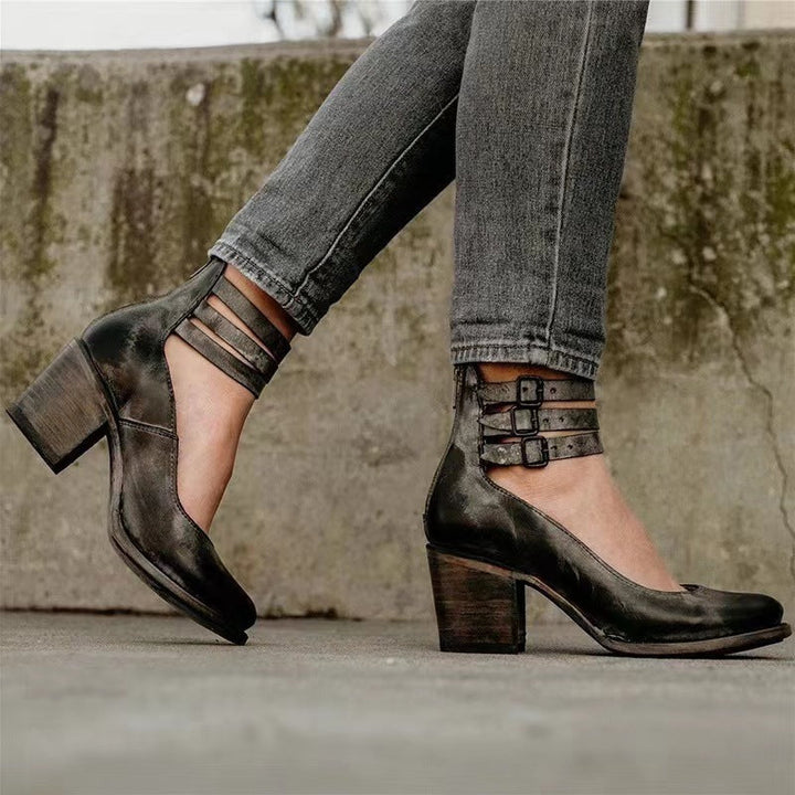 Bottines noires à talon fin portées avec pantalon ajusté, style minimaliste