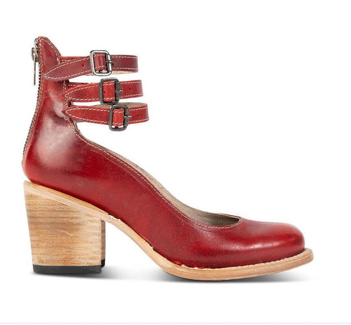 Bottines rouges avec brides autour de la cheville, portées en marchant