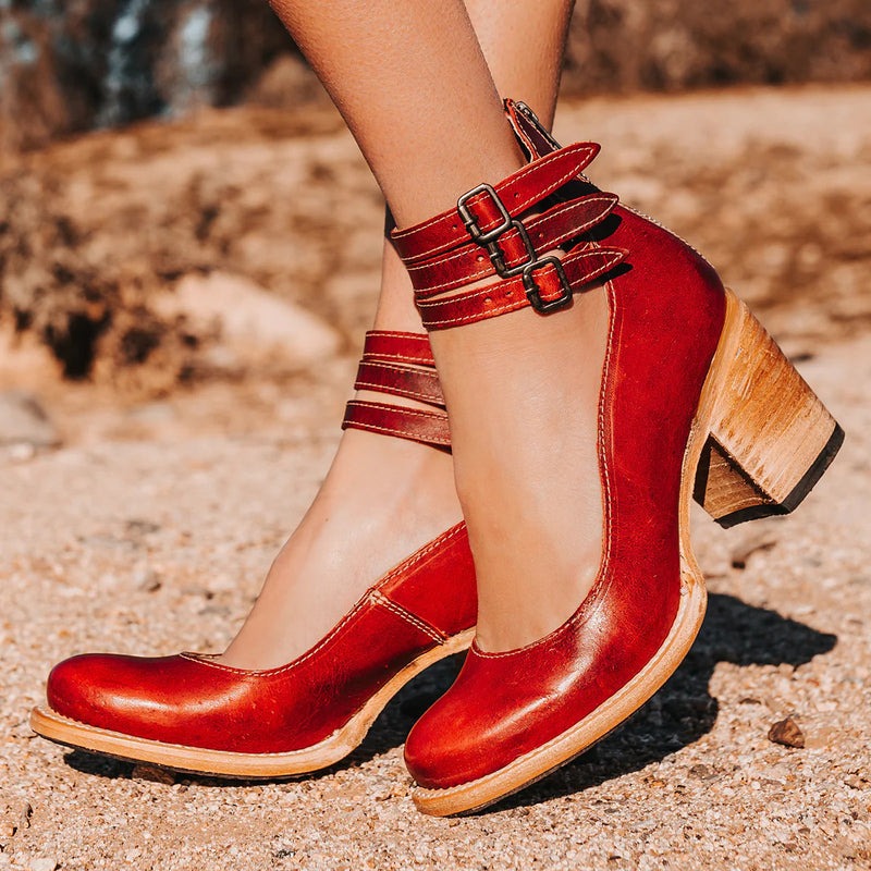 Bottines rouges avec brides autour de la cheville, portées en marchant