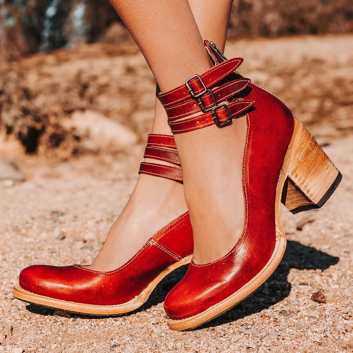 Bottines rouges avec brides autour de la cheville, portées en marchant