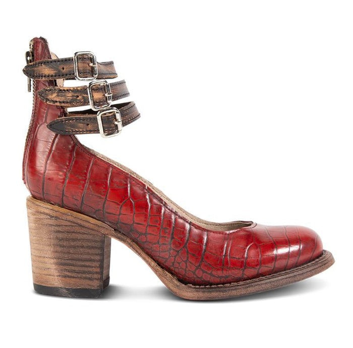 Bottines rouge foncé avec texture croco et talon carré sur fond neutre