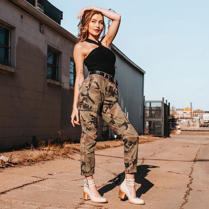 Bottines claires portées avec pantalon, mettant en avant la forme et le confort