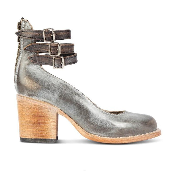 Bottines gris avec boucles métalliques et talon stable, vue en studio