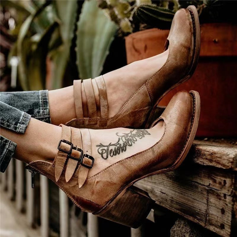 Bottines marron portées avec un jean, montrant les détails des boucles et du talon robuste