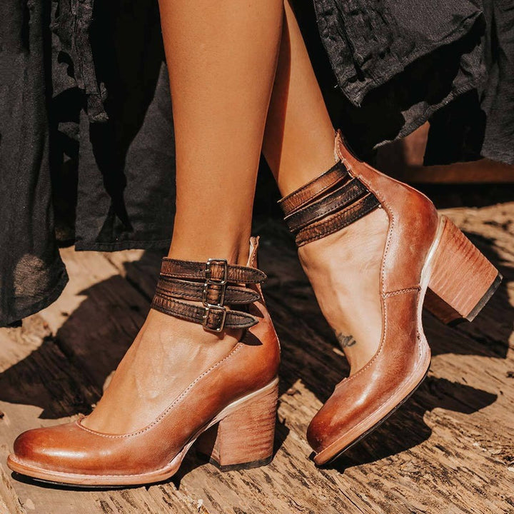 Bottines marron foncé avec trois boucles métalliques sur le côté et talon stable