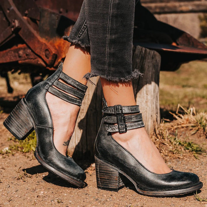Bottines noires portées avec pantalon noir, talon haut et fermeture éclair visible
