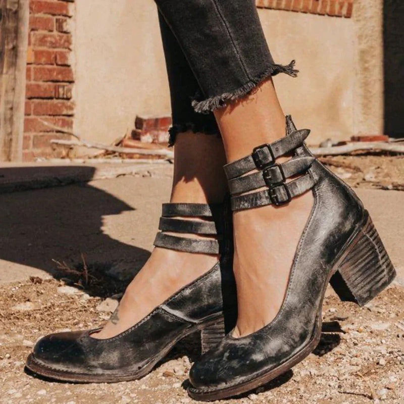 Bottines noires à talon fin portées avec pantalon ajusté, style minimaliste