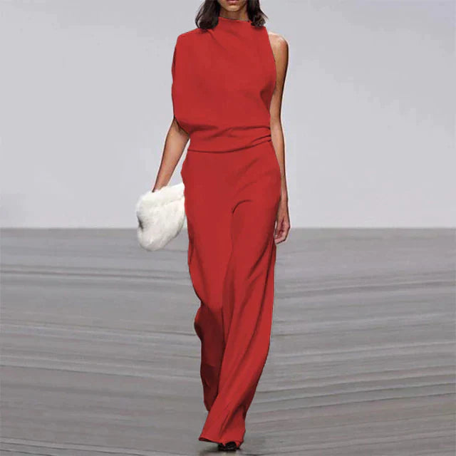 Combinaison rouge élégante pour femme portée de face, avec un haut sans manches et un pantalon long fluide à jambes larges.