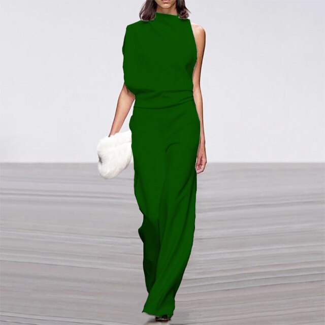 Combinaison verte élégante pour femme portée de face, avec une coupe sans manches, une taille marquée et de longues jambes fluides.