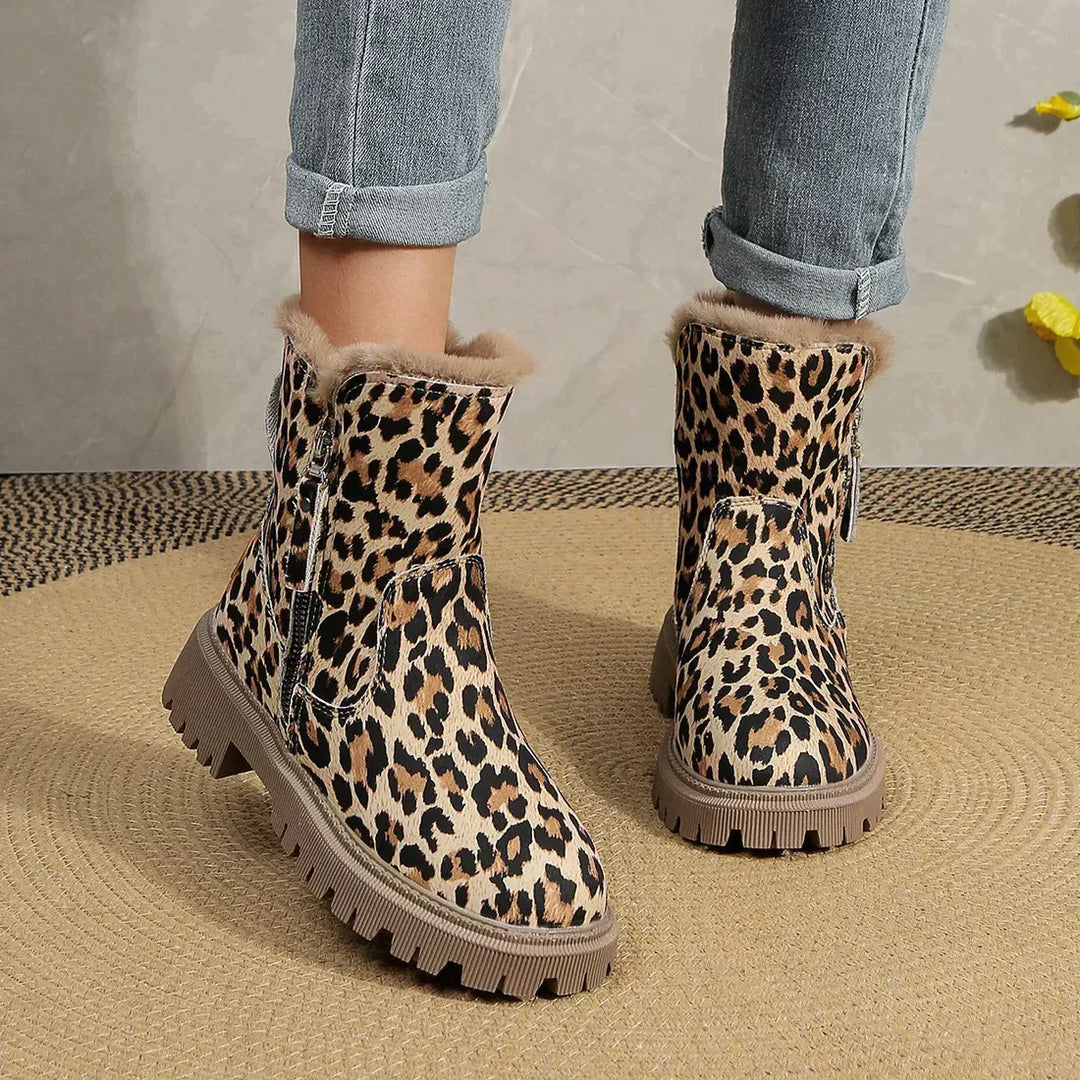 Bottes femme léopard Rariasa portées avec jean, bottines stylées à imprimé animal et semelle épaisse