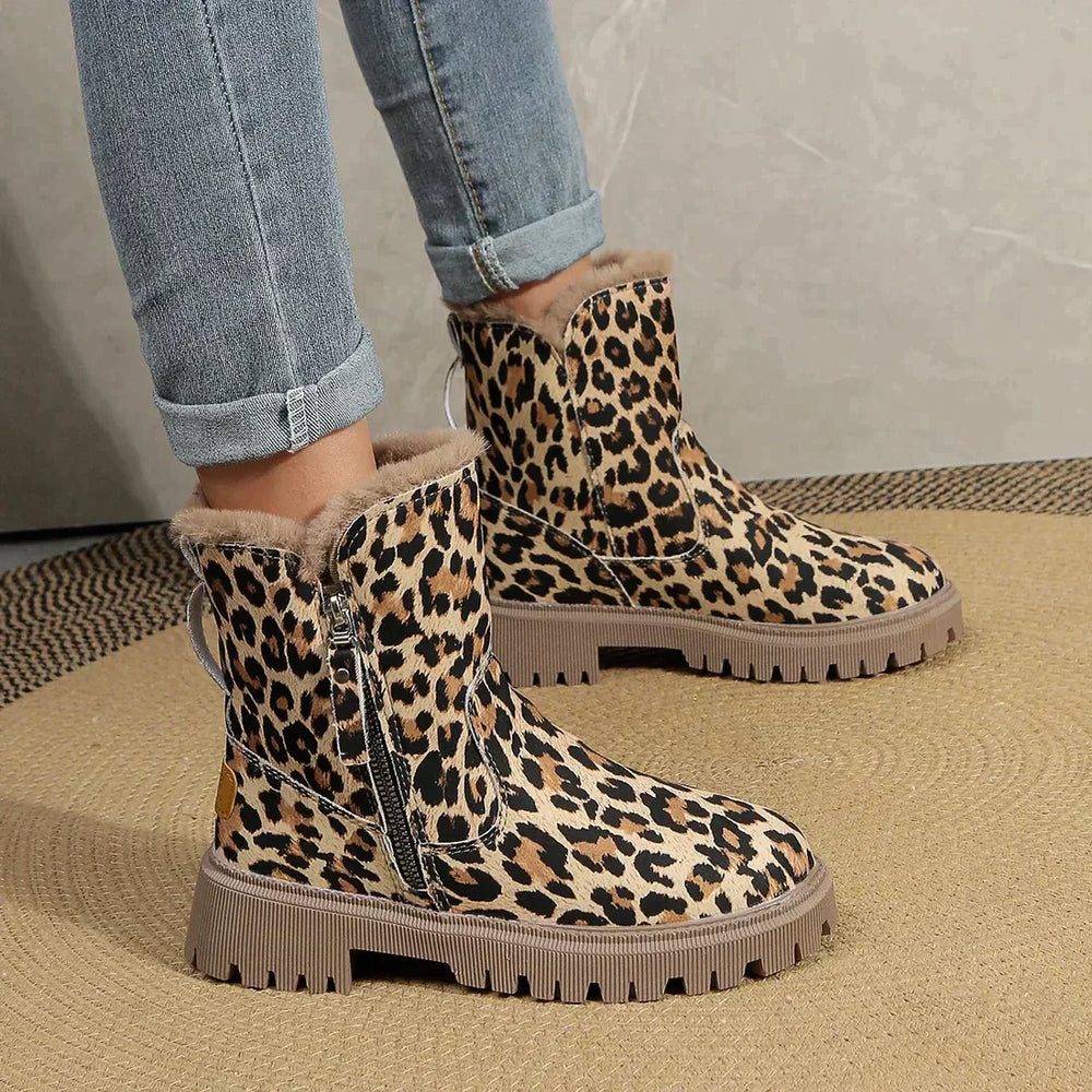 Bottines léopard femme Rariasa vue de côté, bottes tendance à imprimé animal pour look moderne