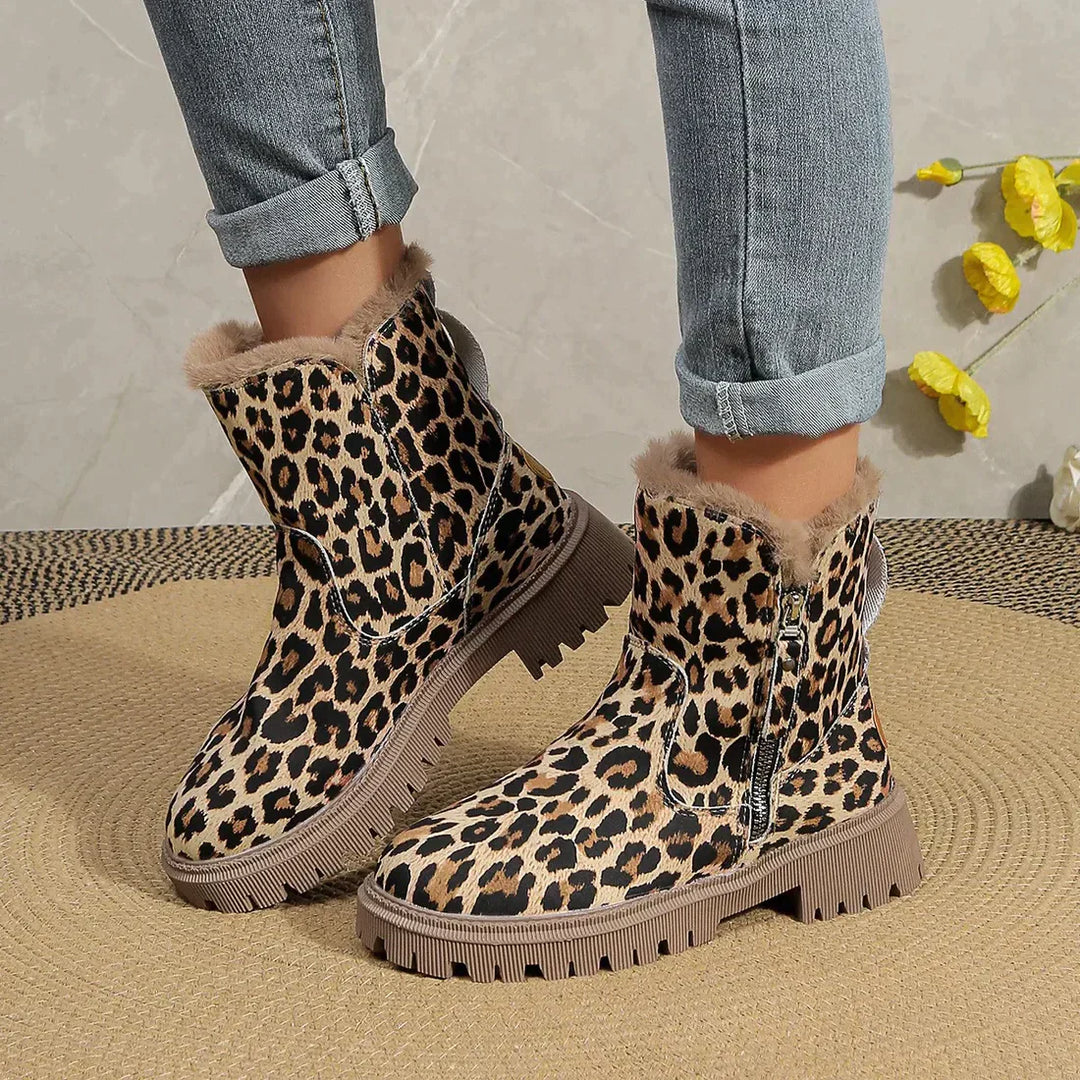 Bottines léopard femme Rariasa vue de côté, bottes tendance à imprimé animal pour look moderne