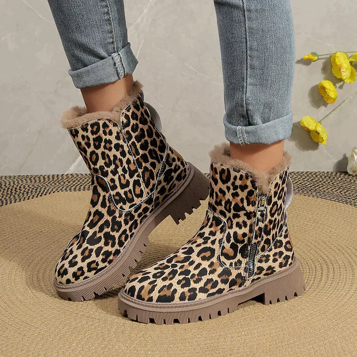 Bottines léopard femme Rariasa vue de côté, bottes tendance à imprimé animal pour look moderne