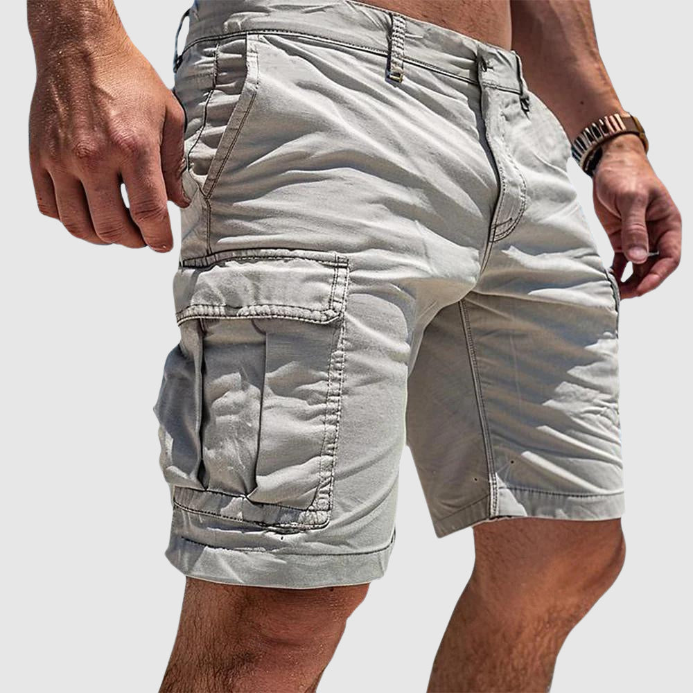 Short cargo bermuda blanc pour homme avec grandes poches latérales, coupe confortable et style décontracté estival