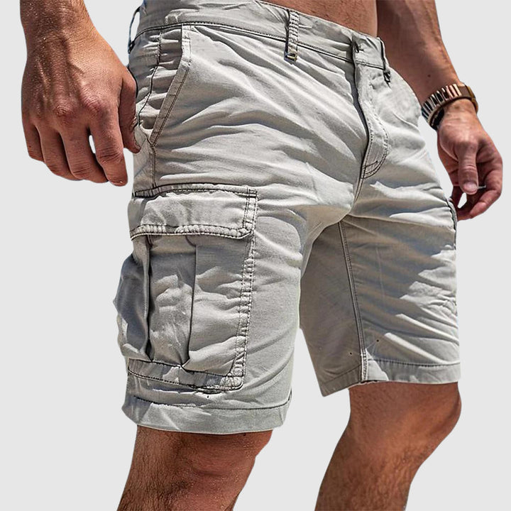Short cargo bermuda blanc pour homme avec grandes poches latérales, coupe confortable et style décontracté estival
