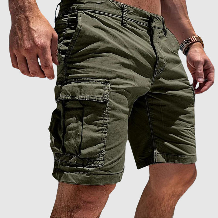 Short cargo vert pour homme avec poches fonctionnelles, coupe bermuda et look outdoor moderne