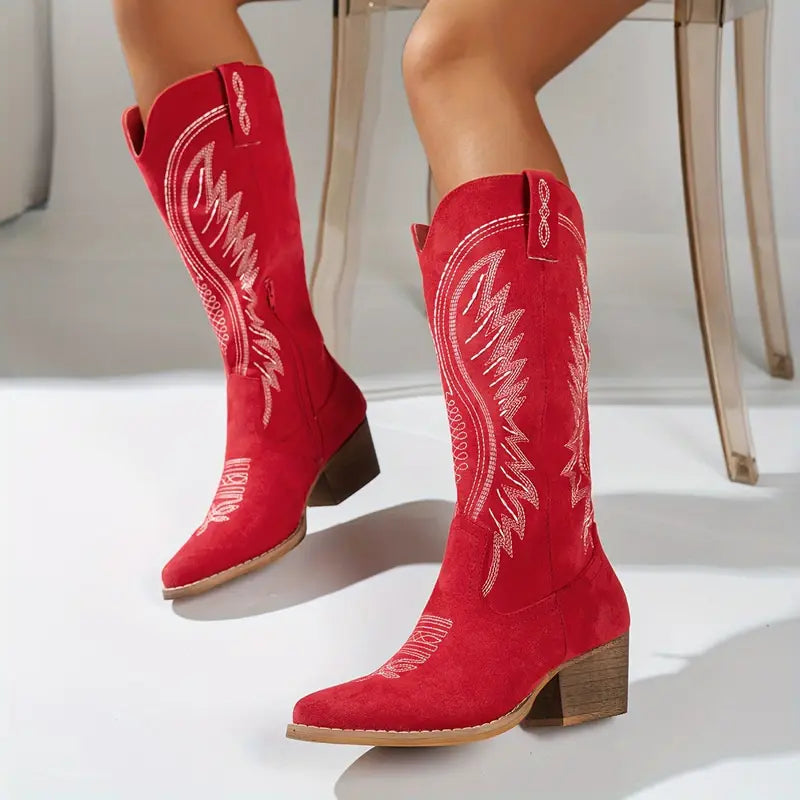 Bottes cowboy rouges brodées pour femme portées de profil avec finition brillante.