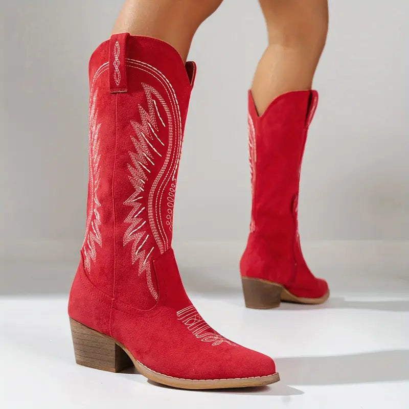 Vue arrière des bottes cowboy rouges brodées mettant en valeur la hauteur de la tige.