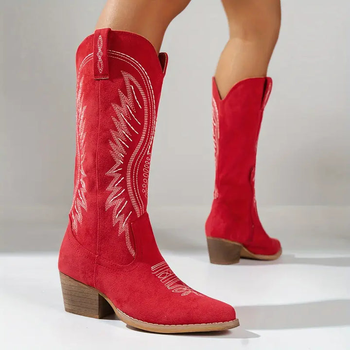 Vue arrière des bottes cowboy rouges brodées mettant en valeur la hauteur de la tige.