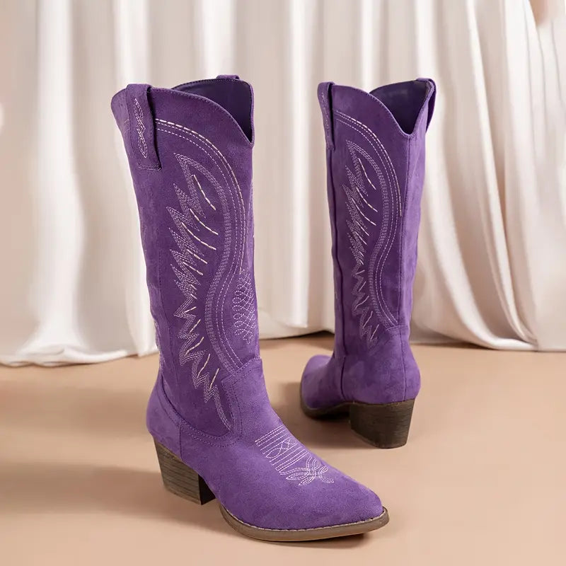 Vue arrière des bottes cowboy violettes brodées avec détails décoratifs sur la tige.