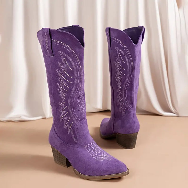 Vue arrière des bottes cowboy violettes brodées avec détails décoratifs sur la tige.