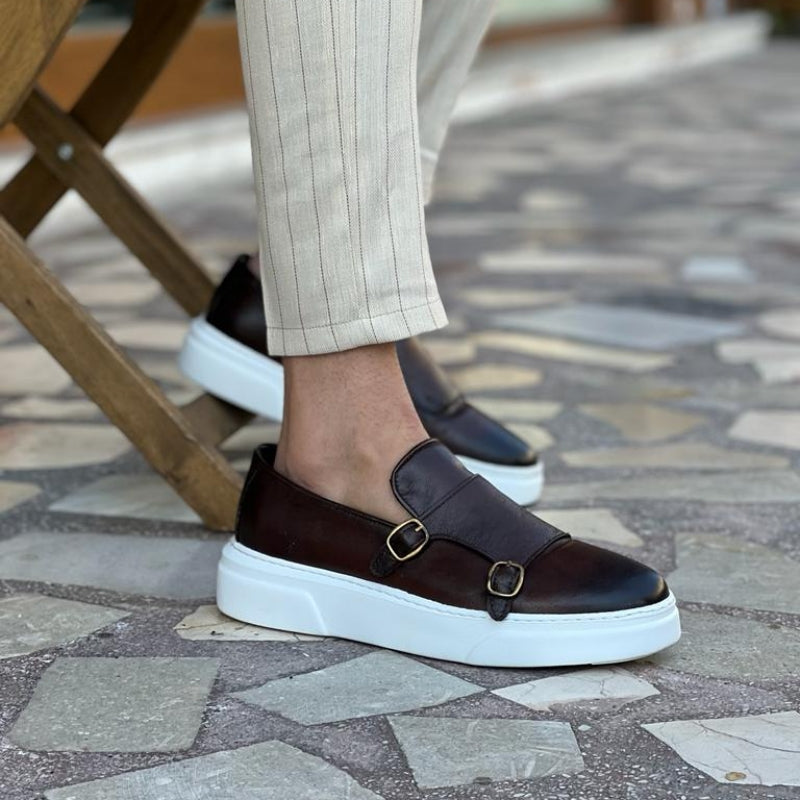 Mocassins en cuir noir pour homme avec boucles décoratives, semelle blanche confortable et style élégant
