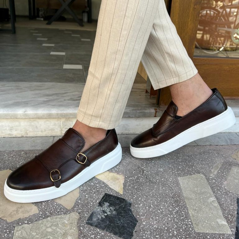 Mocassins marron en cuir portés avec pantalon clair, style chic décontracté pour homme