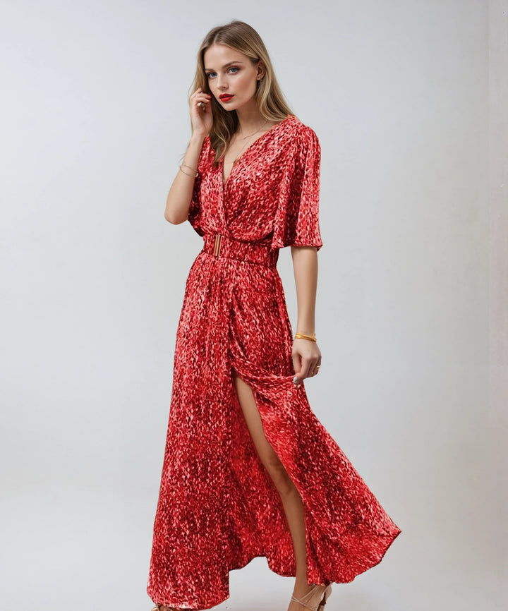 Robe maxi bohème rouge vin pour femme avec imprimé, manches mi-longues, taille cintrée et fente élégante portée en studio.