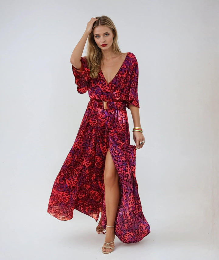 Robe maxi bohème rouge pour femme avec imprimé floral, coupe fluide et fente latérale en mouvement.