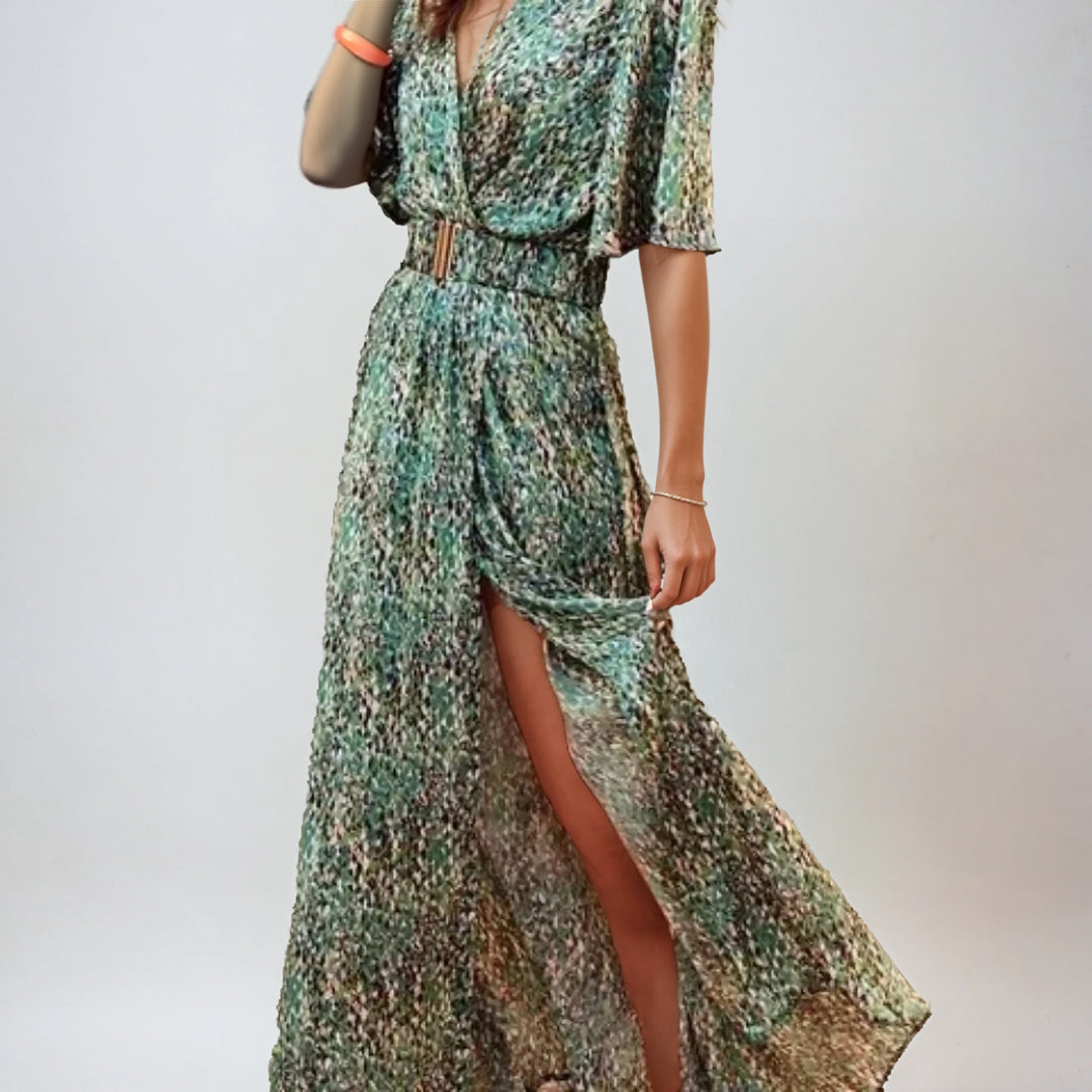 Robe maxi bohème verte pour femme avec imprimé, taille ajustée et jupe longue fluide portée en studio.