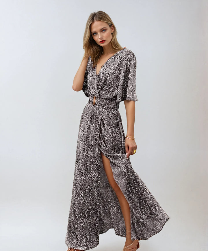 Robe maxi bohème grise pour femme avec imprimé discret, manches mi-longues et coupe longue élégante.
