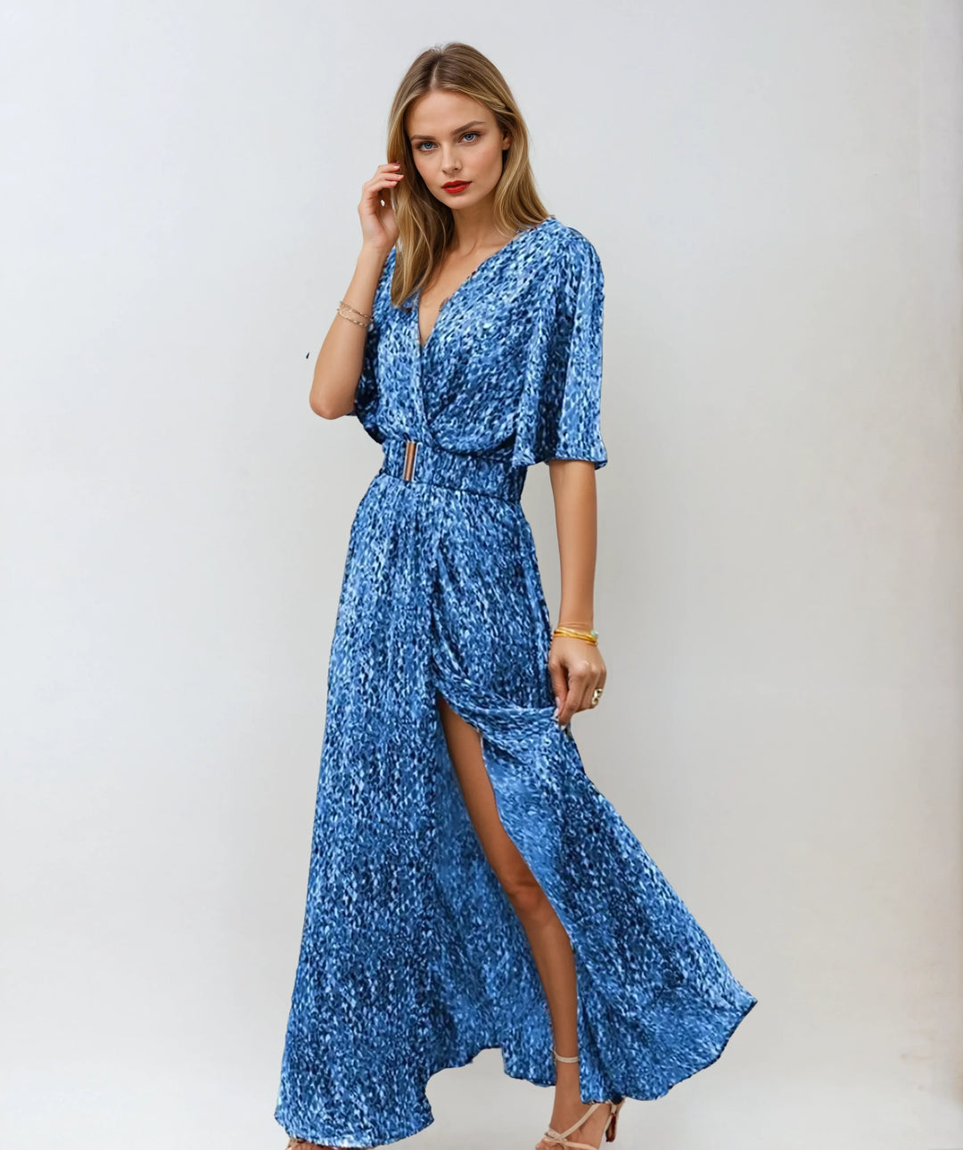 Robe maxi bohème bleue pour femme avec imprimé, manches mi-longues et jupe longue fluide.