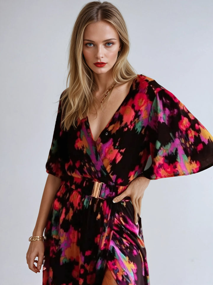 Robe maxi bohème noire pour femme avec imprimé floral rose, manches mi-longues et coupe fluide.