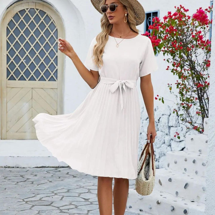 Robe midi plissée blanche pour femme en mouvement avec jupe fluide et col en V