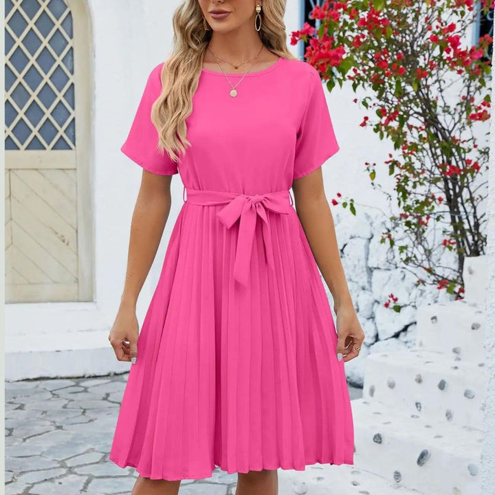 Robe midi plissée rose pour femme avec taille ajustable et silhouette élégante