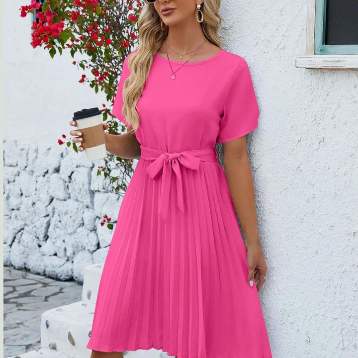 Robe rose plissée pour femme avec manches courtes et style élégant au quotidien