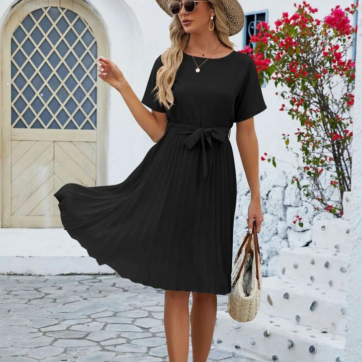 Robe noire élégante pour femme avec sac à main et coupe midi féminine