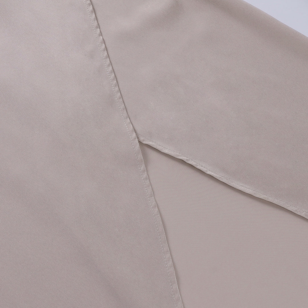Détail de la couture latérale de la robe de soirée maxi beige pour femme avec finition soignée