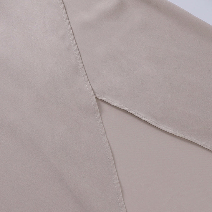 Détail de la couture latérale de la robe de soirée maxi beige pour femme avec finition soignée